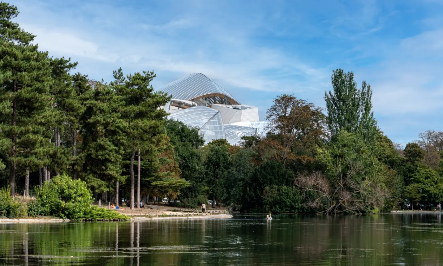 Bord de seine avec vue sur la fondation Louis Vuitton